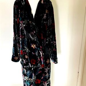 Banana Republic velvet pajamas with beautiful tropical print. Size XXL. Elegant.